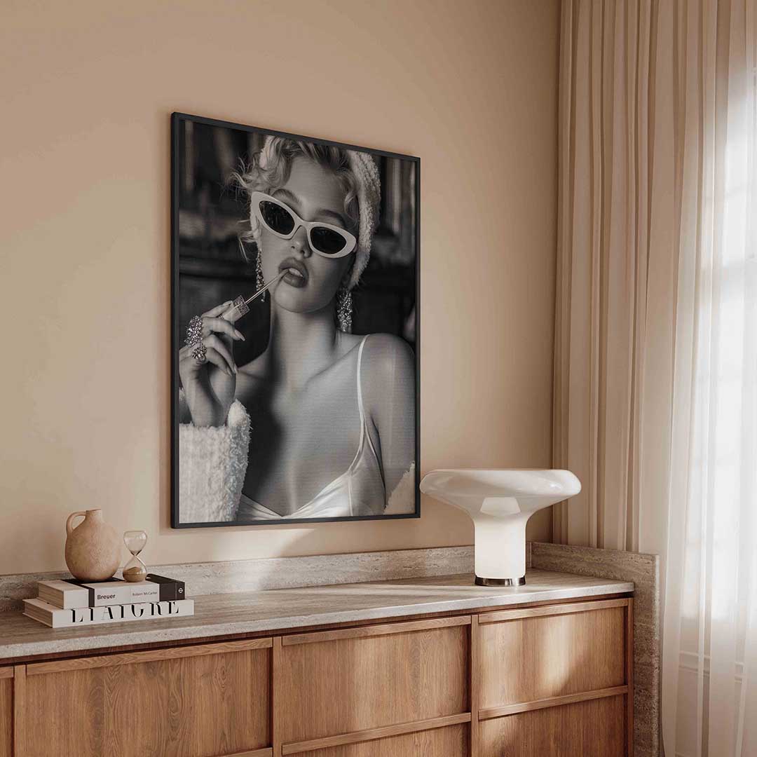 Vrouw met zonnebril – kleurrijke Pop Art poster in staand formaat