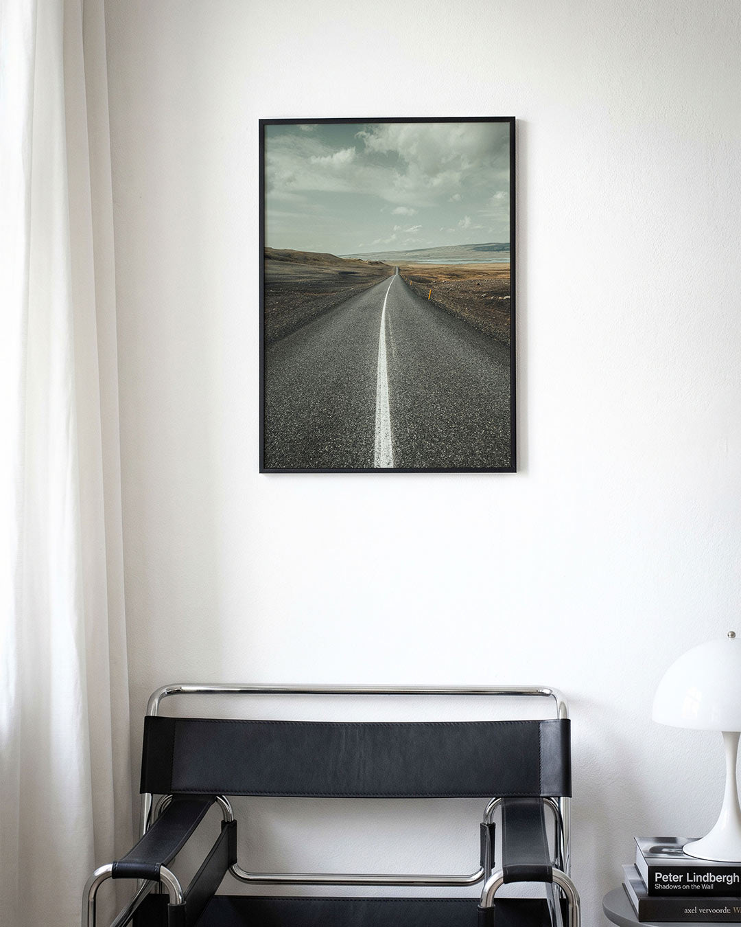 Eindeloze weg poster – derde productweergave – een lange, rechte weg strekt zich uit naar de horizon onder een bewolkte