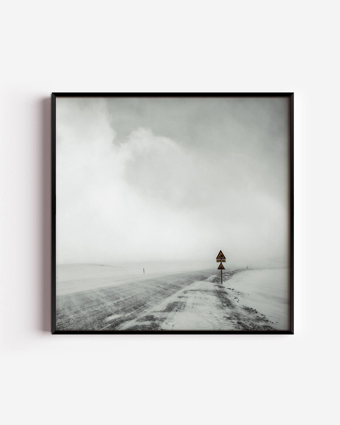 Weg in de mist poster – vierkante wanddecoratie – een verlaten weg verdwijnt in een dikke mist, met een verkeersbord als