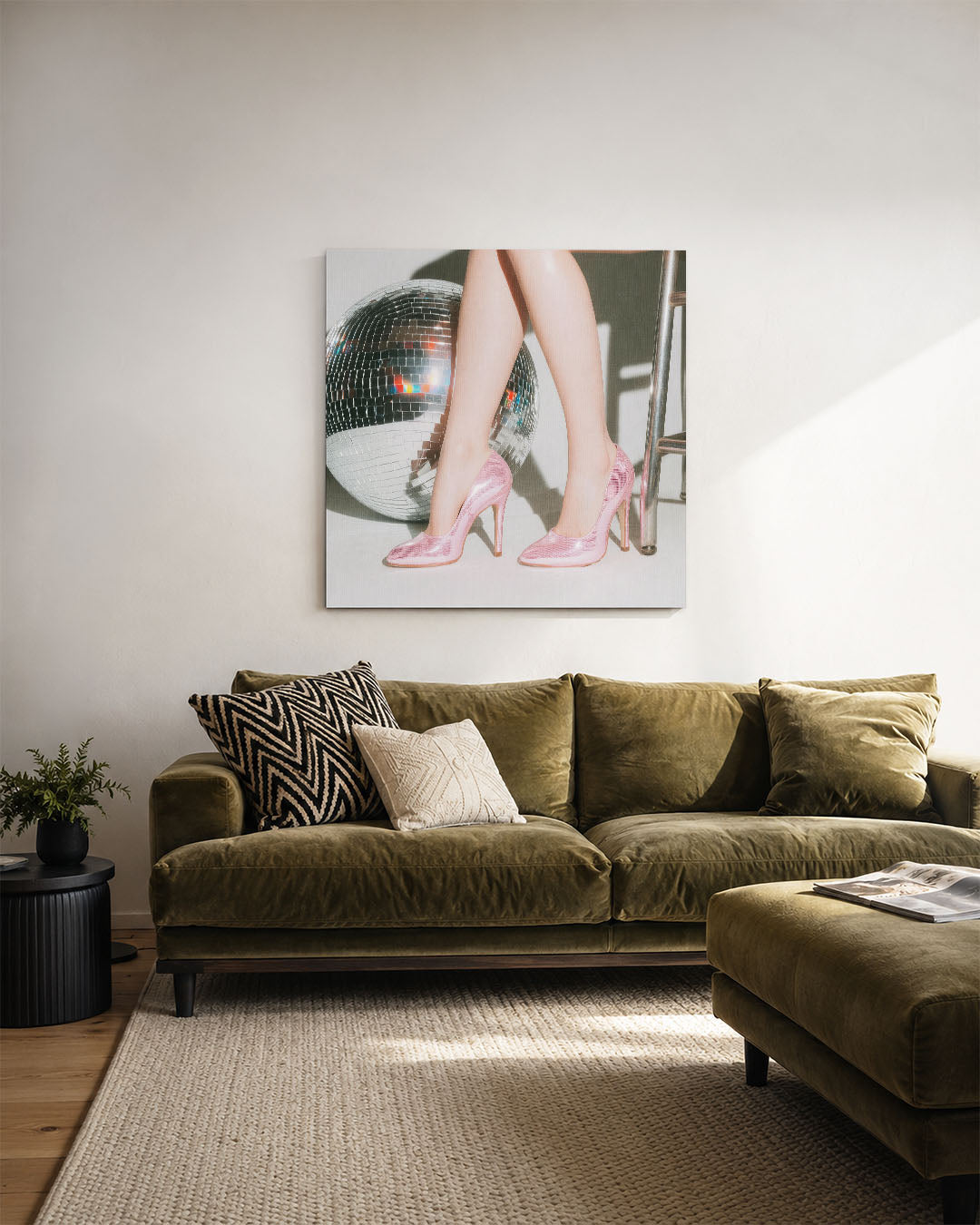 Glamour en reflectie kunstwerk – derde productweergave – dit werk toont elegante roze schoenen naast een glinsterende bal. De