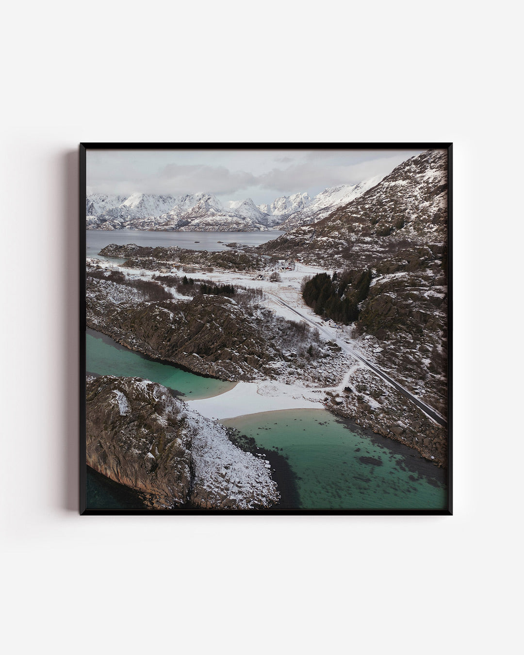 Berglandschap met sneeuw poster – vierkante wanddecoratie – een serene winterse scène met besneeuwde bergen en een turquoise