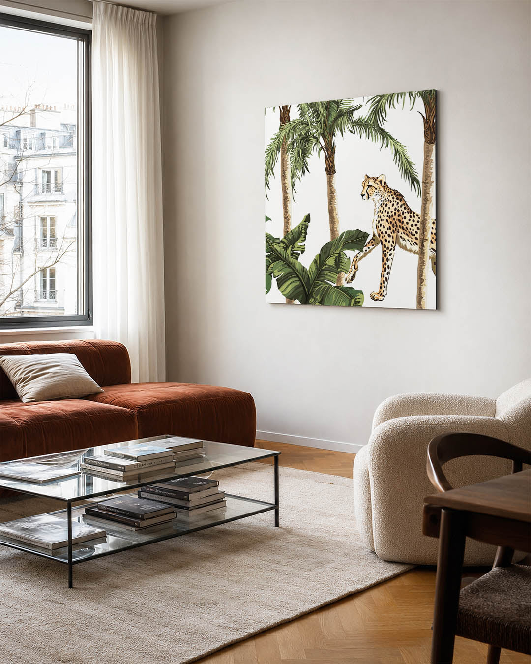 Tropische cheetah kunstwerk – vierkante wanddecoratie – dit werk toont een cheetah tussen weelderige palmbomen en groene