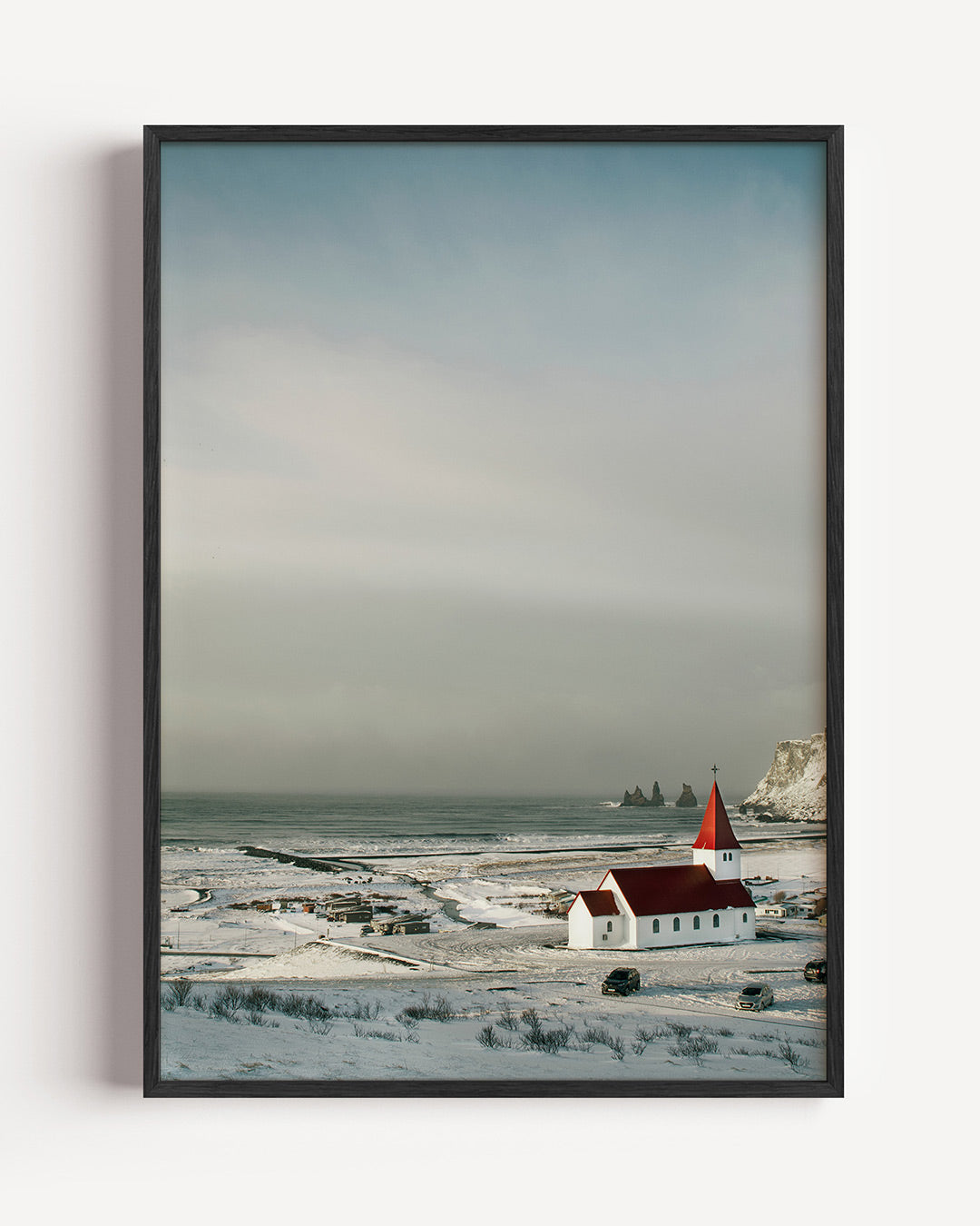 Winterse kustkerk poster – portret wanddecoratie – deze poster toont een serene winterse kust met een witte kerk en rode