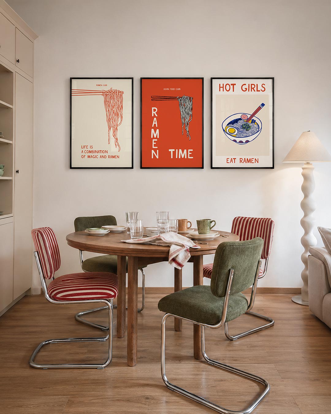 Lijnen en noodles driedelige posterset – een speelse tekening van rode lijnen die een bosje noodles
