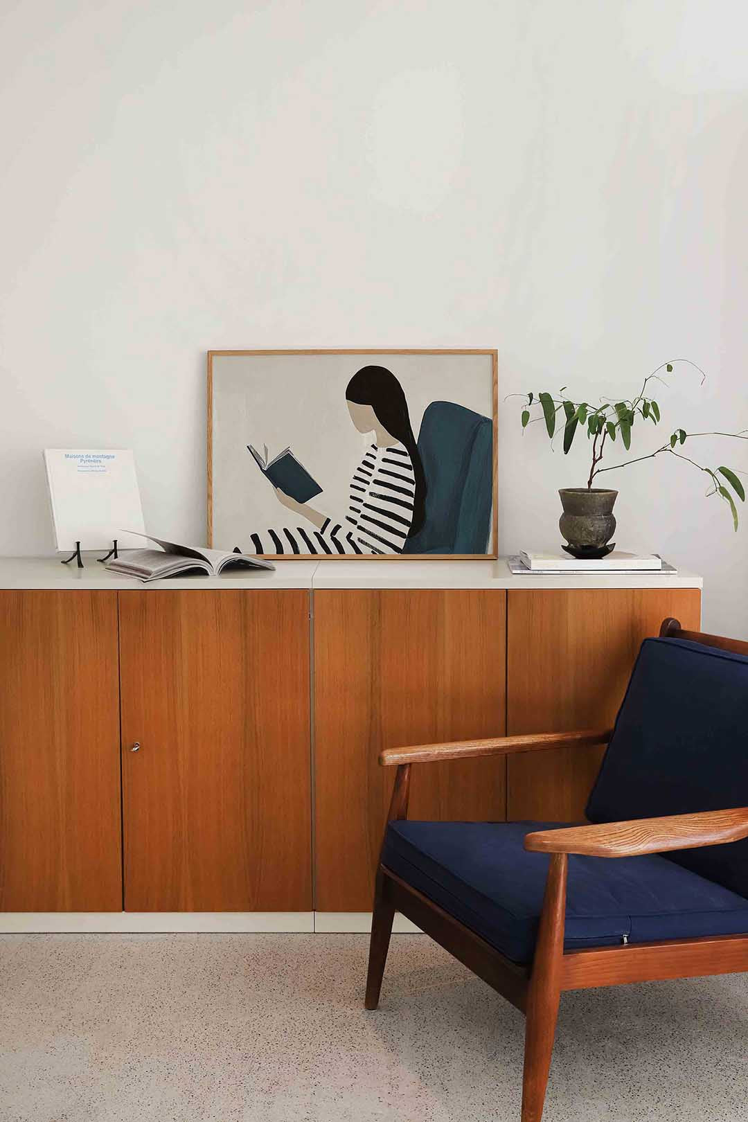 Lezende vrouw – moderne landscape wanddecoratie van WallArtistic