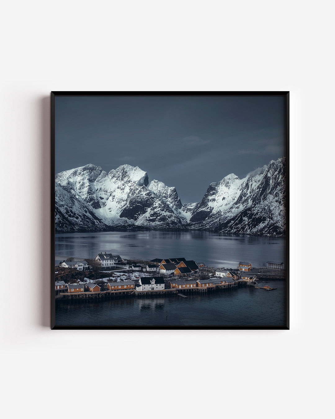 Berglandschap met dorp poster – vierkante wanddecoratie – deze poster toont een compositie van besneeuwde bergen en een dorp