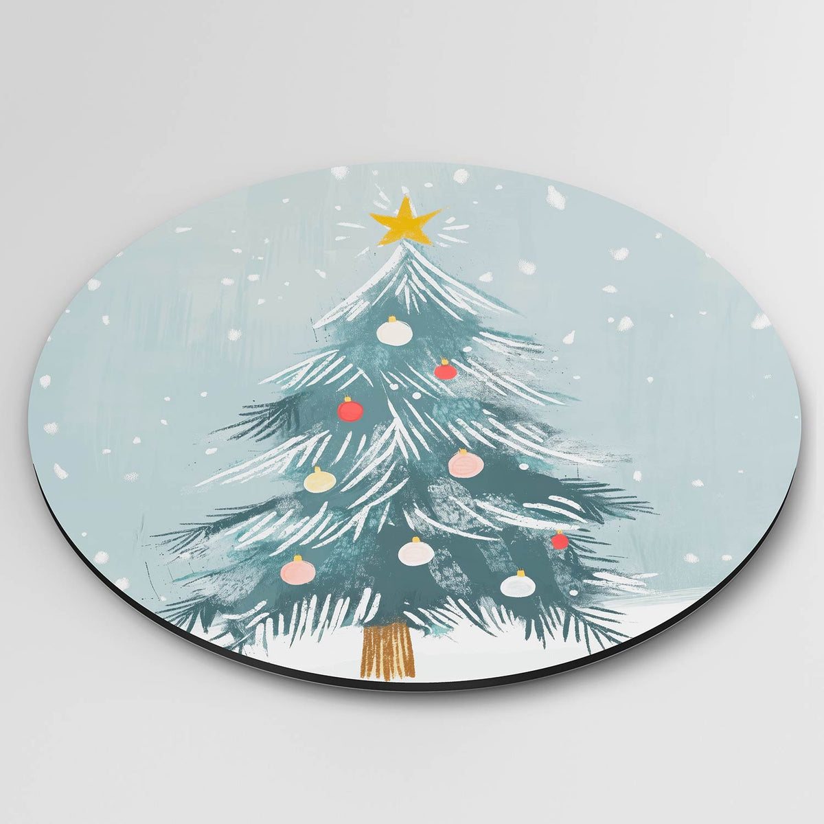 Kerstboom met sneeuw Muurcirkel – detailweergave – Een groene kerstboom met rode, witte en gele ballen tegen een lichtblauwe
