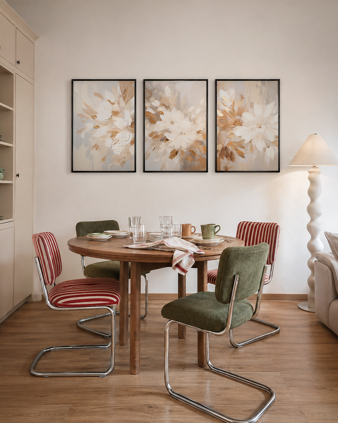 Zachte bloemenvormen – deze posterset in drie delen toont vloeiende bloemvormen in zachte beige en