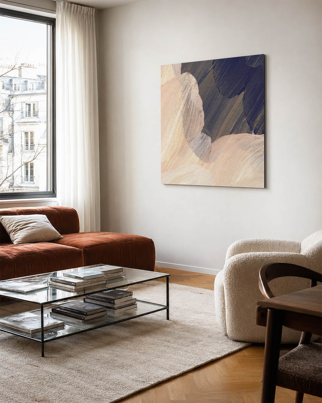 Organische borstelvegen kunstwerk – vierkante wanddecoratie – dit kunstwerk toont vloeiende borstelvegen in beige en zwart
