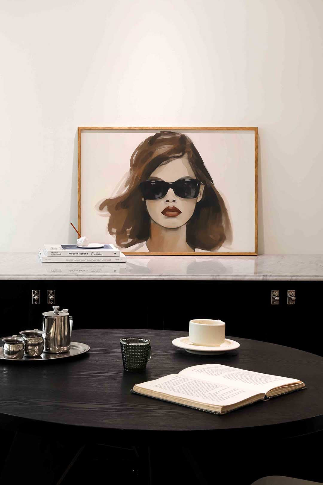 Vrouw met zonnebril – portret poster in liggend formaat