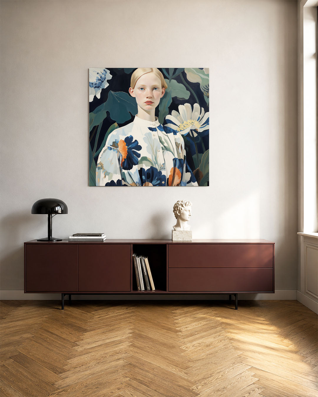 Portretstudie kunstwerk – tweede productweergave – dit werk toont een vrouw voor een achtergrond van grote bloemen. De