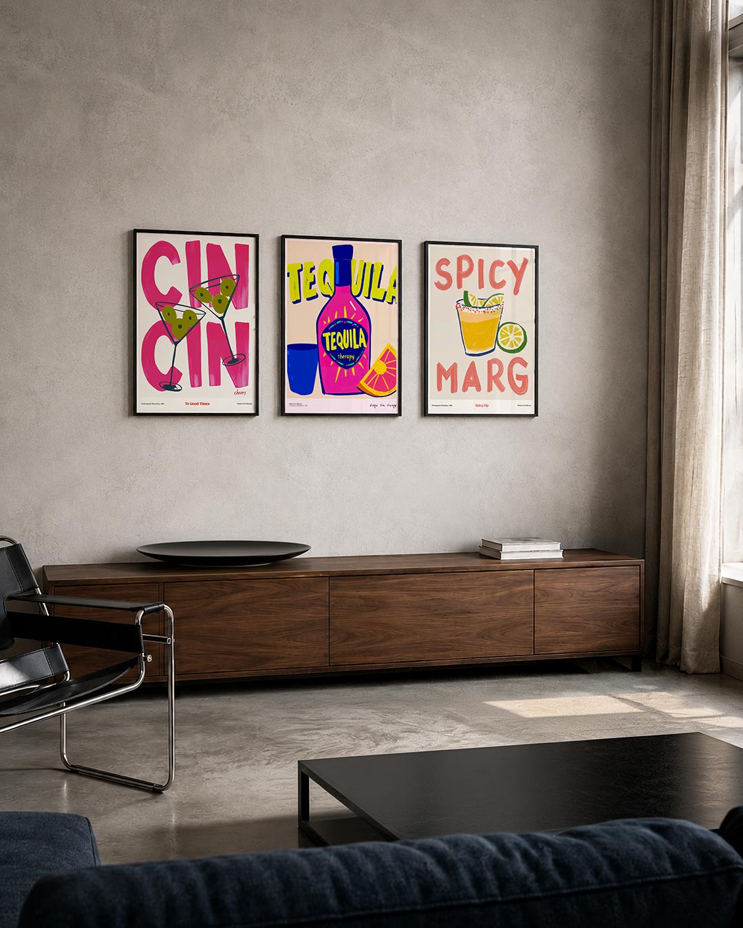 Kleurrijke cheers posterset – tweede productweergave – felroze letters vormen een speelse achtergrond voor twee