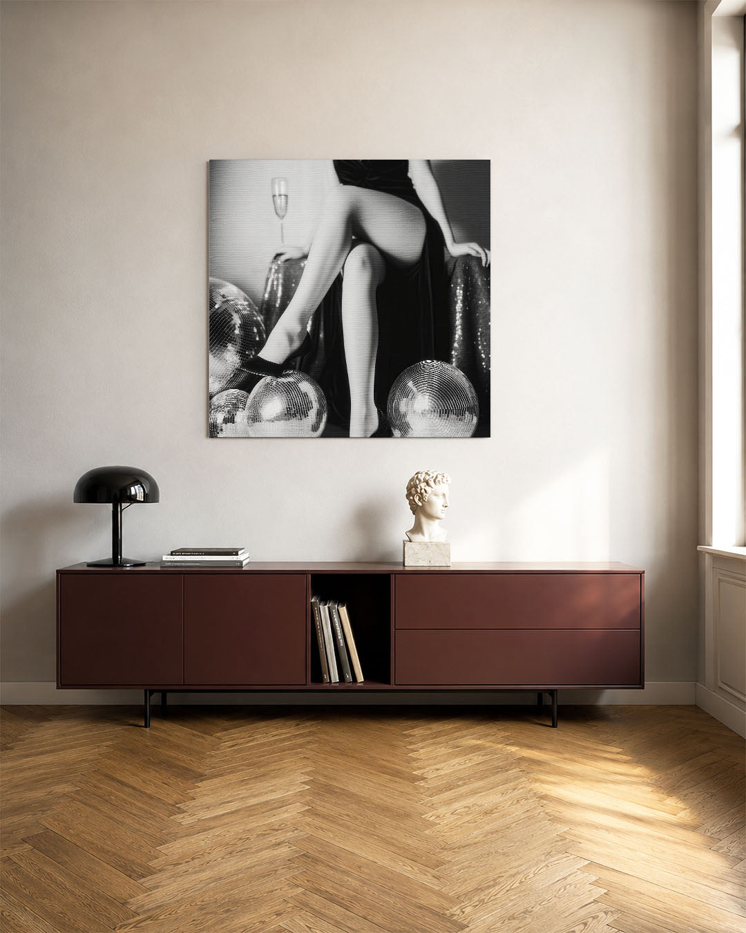 Reflecties kunstwerk – tweede productweergave – dit werk toont een compositie van glinsterende bollen en een figuur, met een