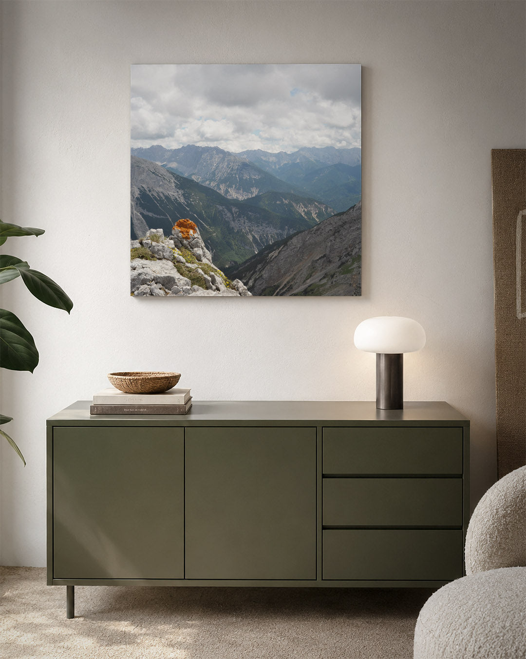 Berglandschap met wolken kunstwerk – detailweergave – deze kunstwerk toont een indrukwekkend berglandschap met dramatische