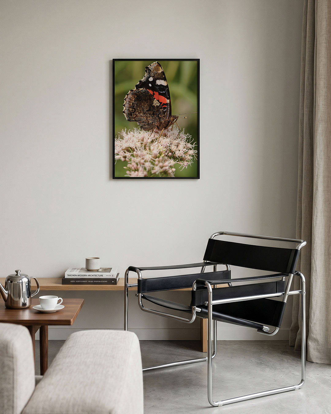 Vlinder op bloem poster – tweede productweergave – deze poster toont een gedetailleerde close-up van een vlinder op een