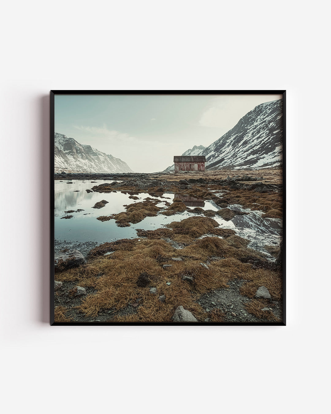Berglandschap poster – vierkante wanddecoratie – een berglandschap met een hut, omgeven door besneeuwde bergen en