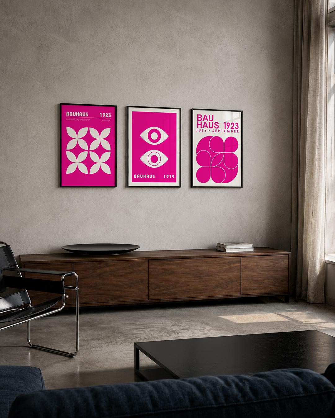 Vorm en kleur driedelige posterset – deze posterset in drie delen toont een levendige roze achtergrond met witte bloemachtige