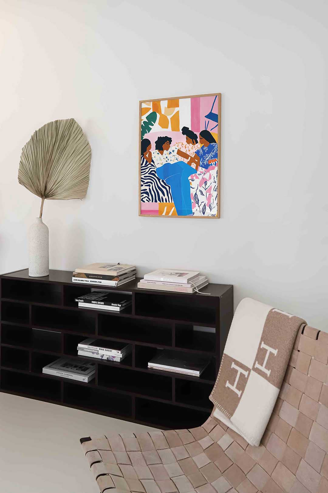 Vrouwen in kleurrijke patronen – staande moderne wanddecoratie van WallArtistic