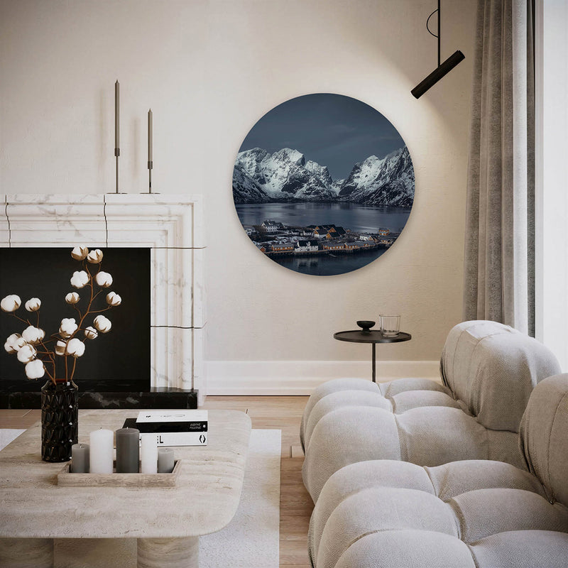 Bergen en huizen – ronde fotografie wanddecoratie van WallArtistic
