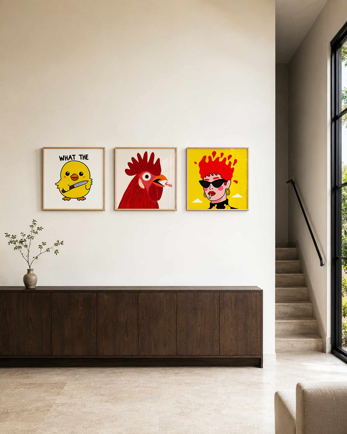 Interieurpresentatie van een driedelige vierkante posterset met grappige dieren en portret