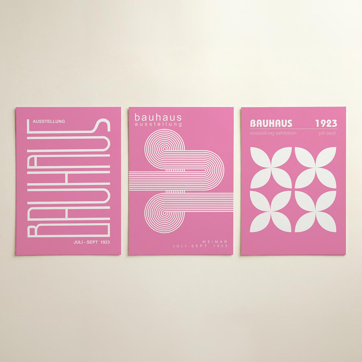 Lijnen en kleurvlakken posterset – detailweergave – deze posterset in drie delen toont een speels lijnenspel op een roze