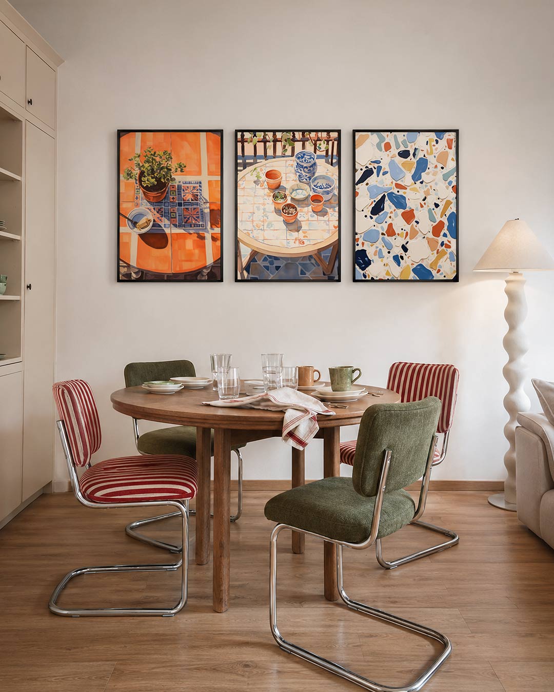 Tafelkleuren en schaduw driedelige posterset – een ronde tafel met oranje tegels en een kleurrijk patroon