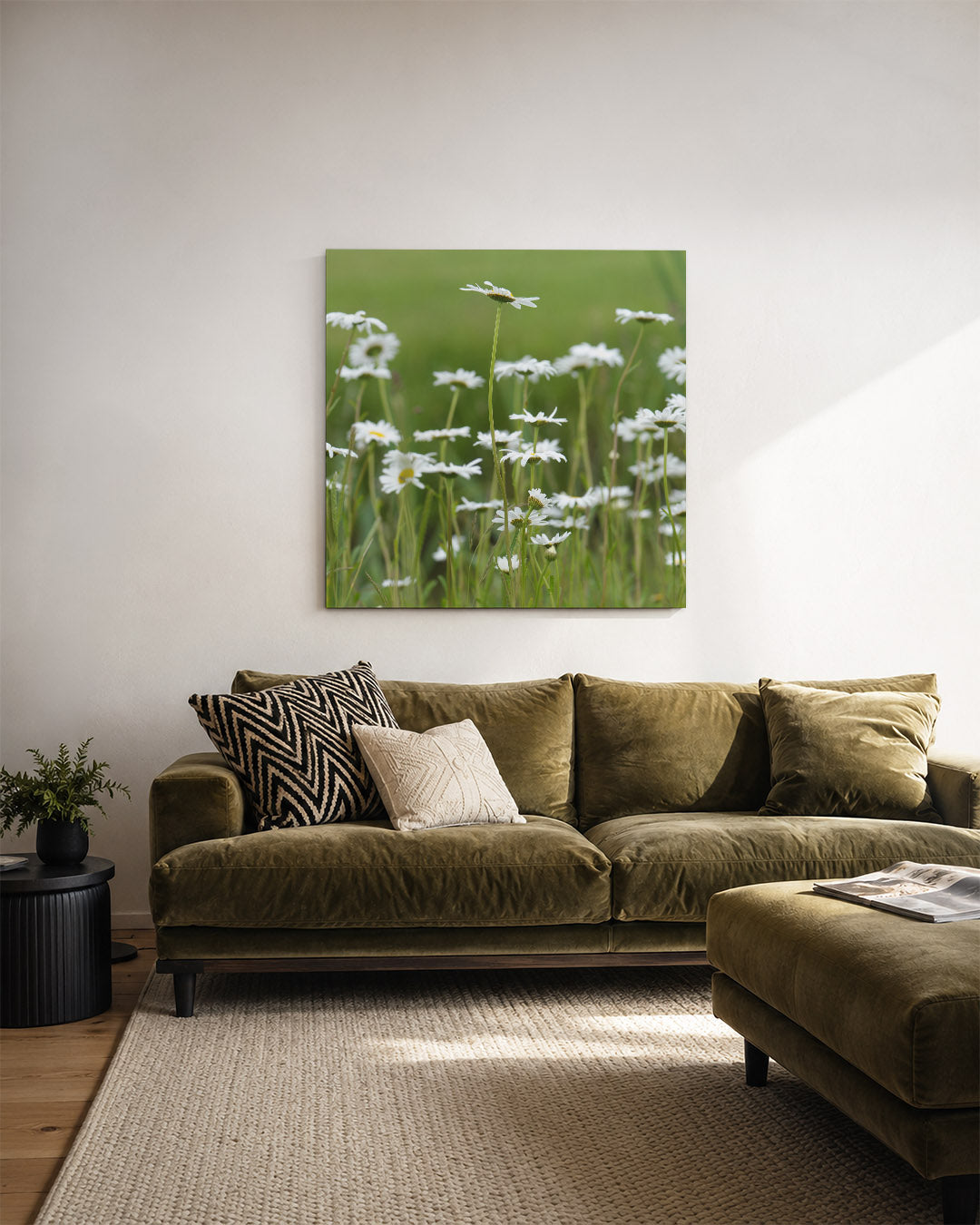 Bloemenweide kunstwerk – derde productweergave – deze kunstwerk toont een weelderige weide vol witte bloemen tegen een groene