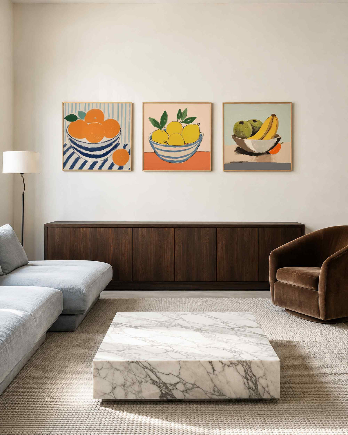 Interieurpresentatie van een driedelige vierkante posterset met citrus en fruit