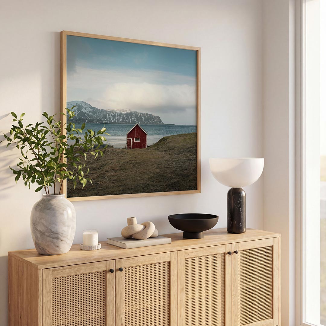 Rood huisje aan zee poster – tweede productweergave – een eenzaam rood huisje staat aan de kust, omringd door een uitgestrekt