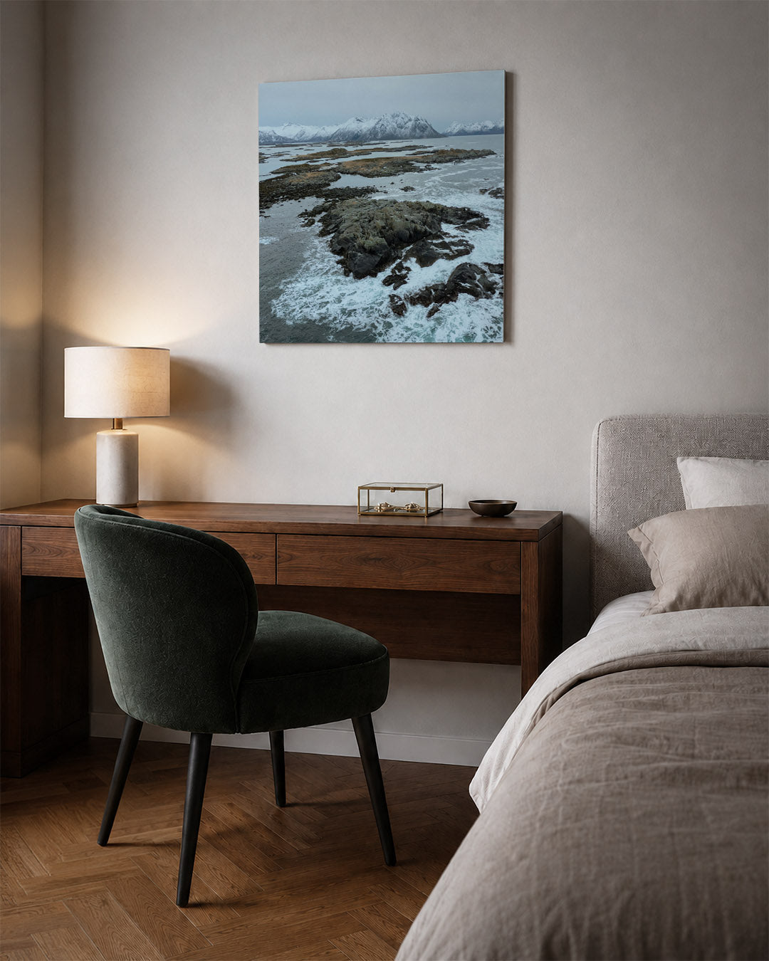 Rotsachtige kustlijn kunstwerk – sfeerbeeld – een serene kustlijn met ruige rotsen en kalm water, omgeven door besneeuwde