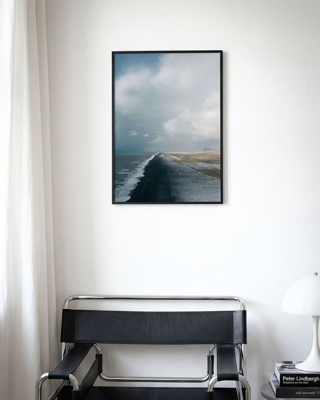 Kustlandschap poster – derde productweergave – een kustlijn met een lucht en golven die het strand raken. De kleuren zijn