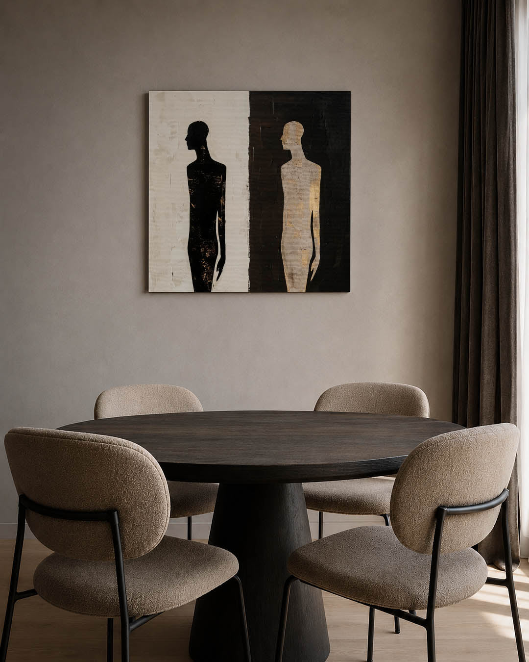 Contrasterende figuren kunstwerk – tweede productweergave – dit werk toont twee silhouetten in zwart en beige tegen een