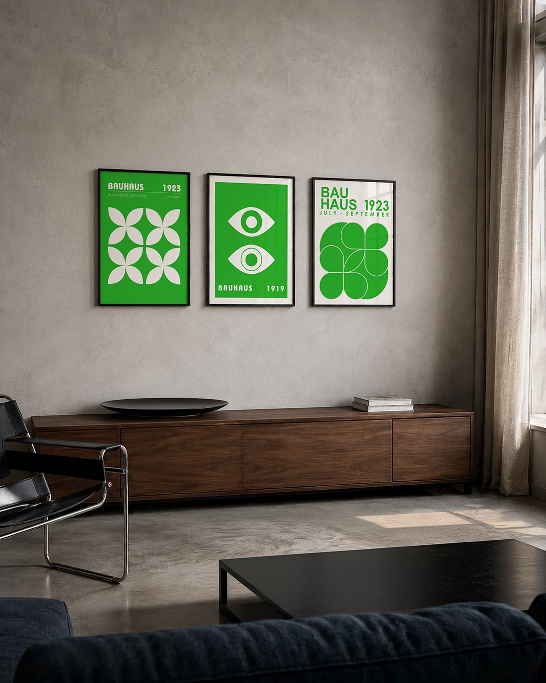 Vorm en kleur driedelige posterset – heldere groene achtergrond met witte bloemachtige vormen in een ritmisch patroon.
