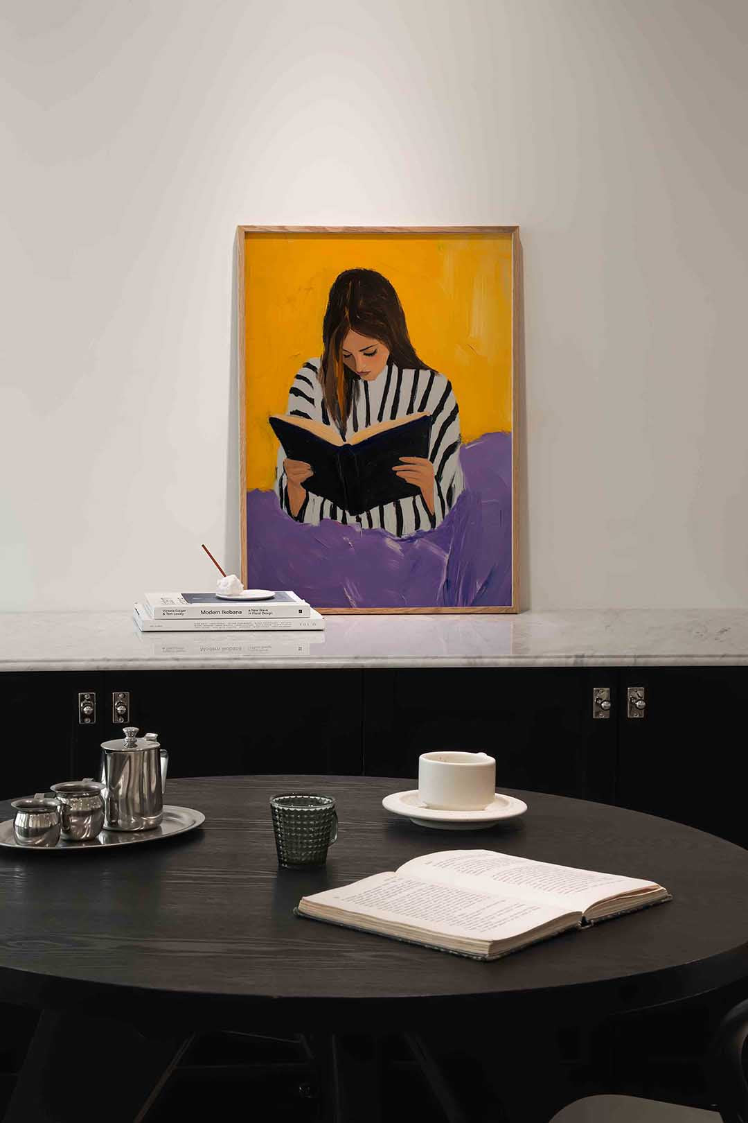 Lezende vrouw – moderne poster in staand formaat