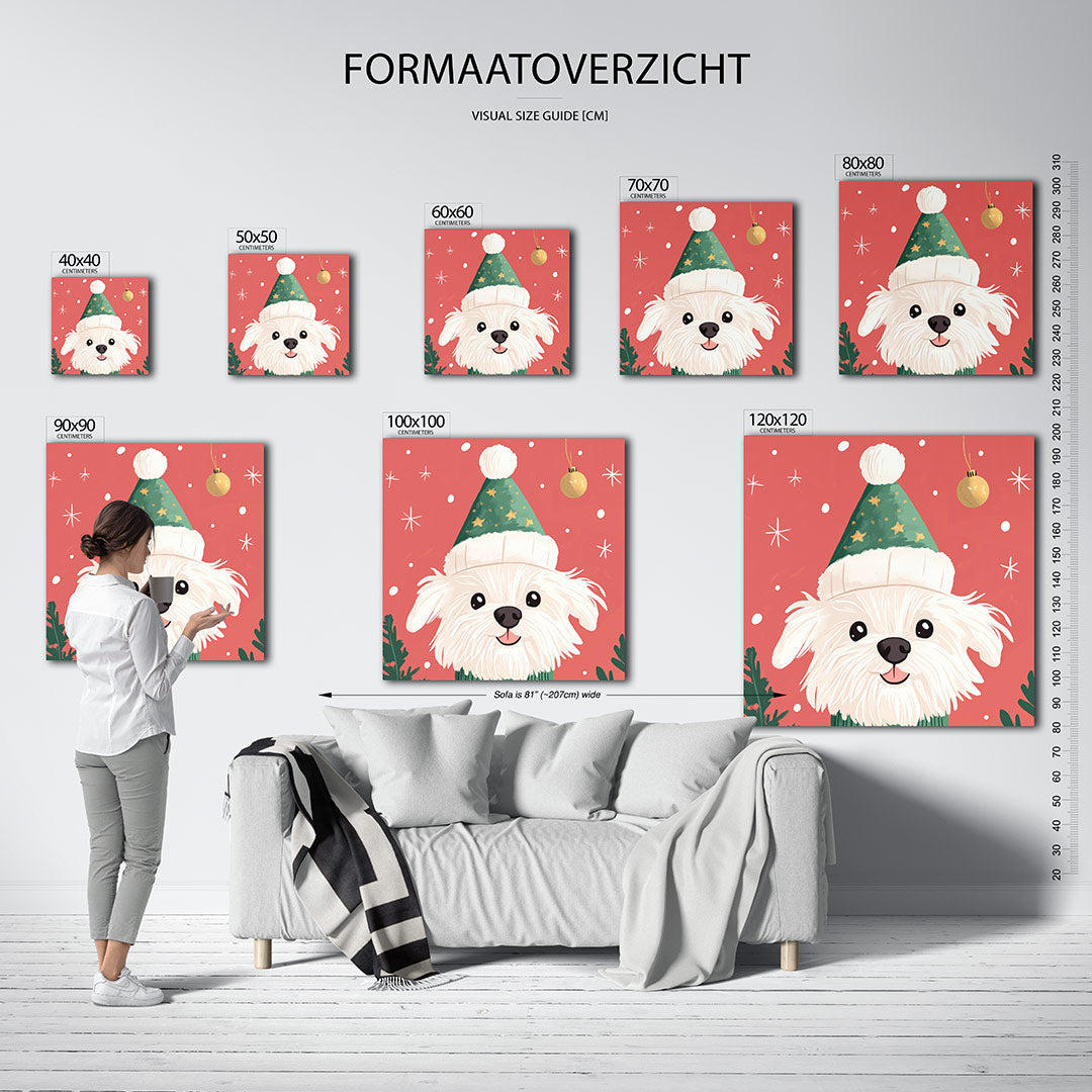 Vrolijke kersthond kunstwerk – sfeerbeeld – een schattige witte hond met een groene kerstmuts tegen een rode achtergrond.