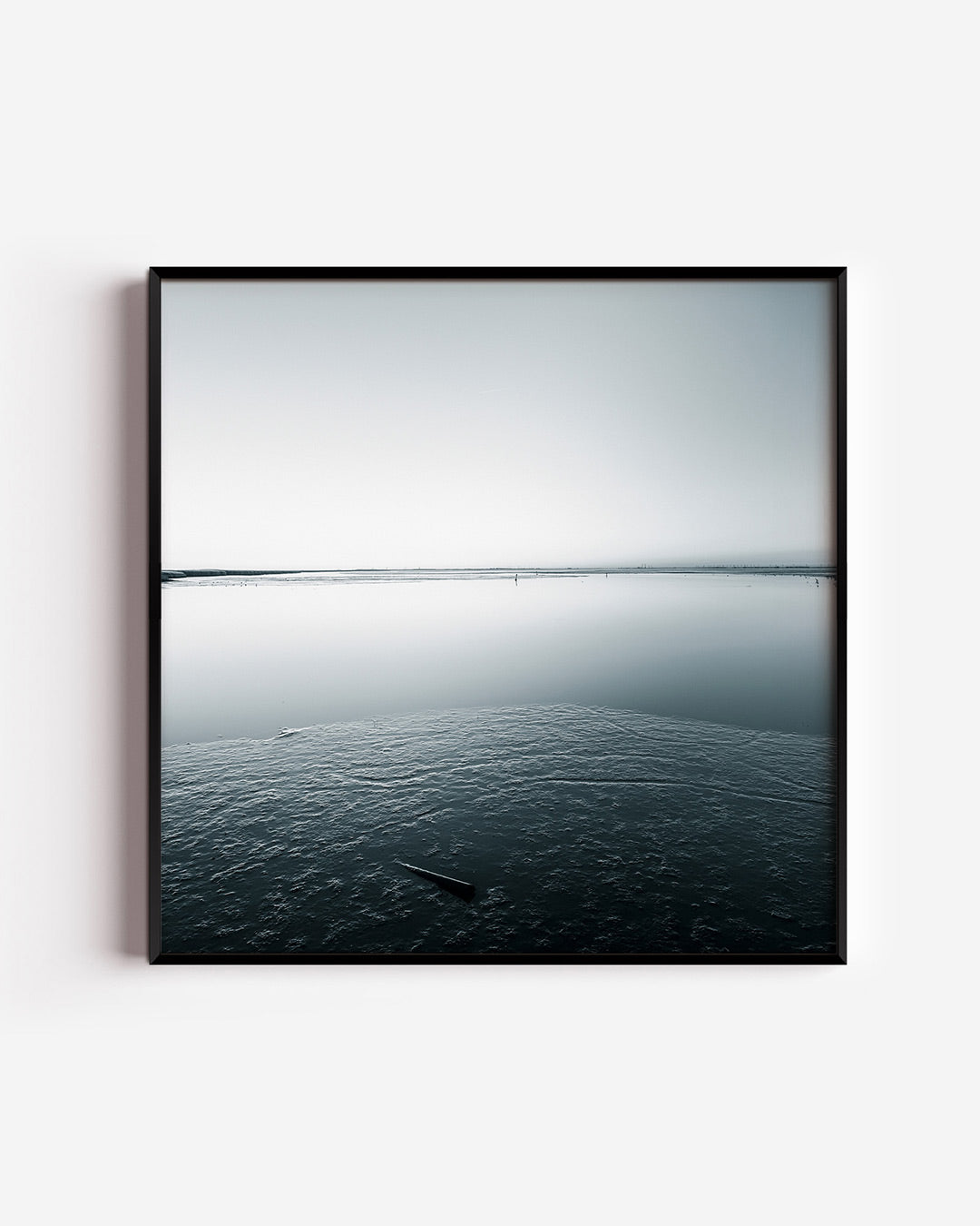 Rustige waterlandschap poster – vierkante wanddecoratie – deze poster toont een serene waterlandschap met een gladde horizon