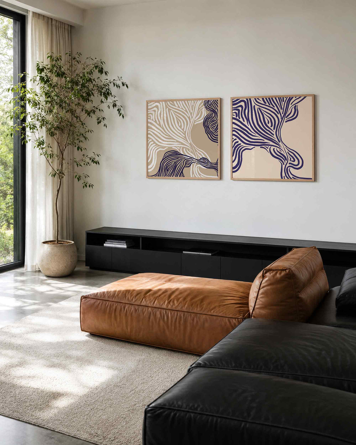 Interieurpresentatie van een tweedelige vierkante posterset met golvende lijnen