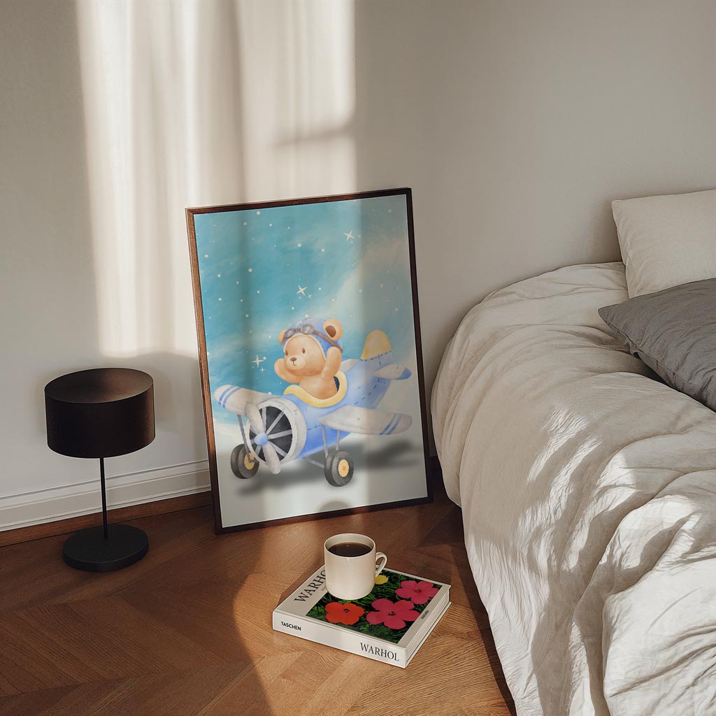 Beer in Vliegtuig – staande kinderkamer wanddecoratie van WallArtistic