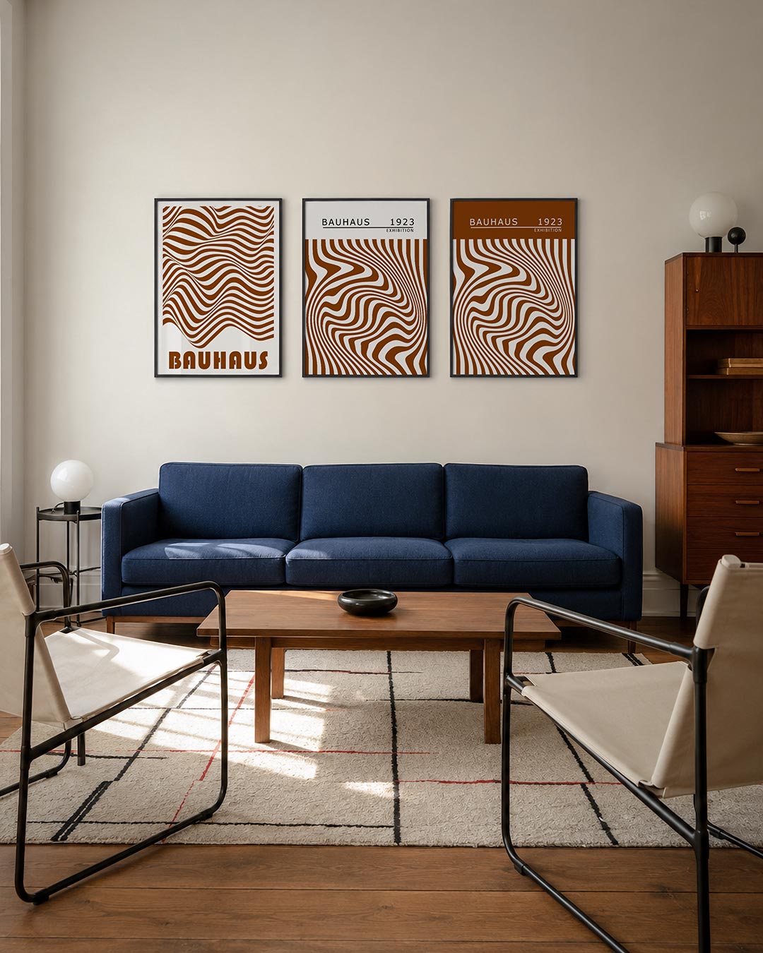 Golvend lijnenspel driedelige posterset – deze posterset toont vloeiende, bruine golvende lijnen op een witte achtergrond. De