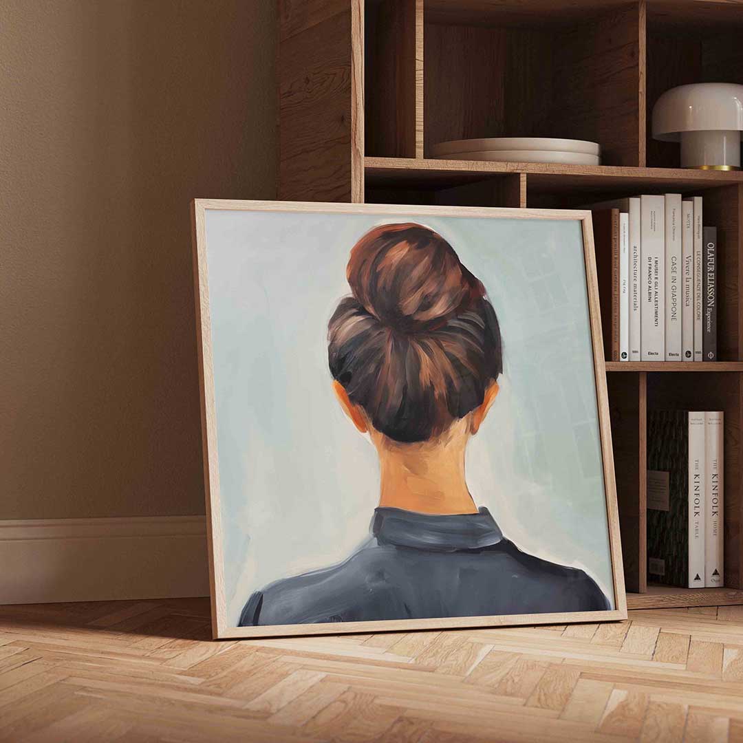 Vrouw met knot – vierkante portret wanddecoratie van WallArtistic