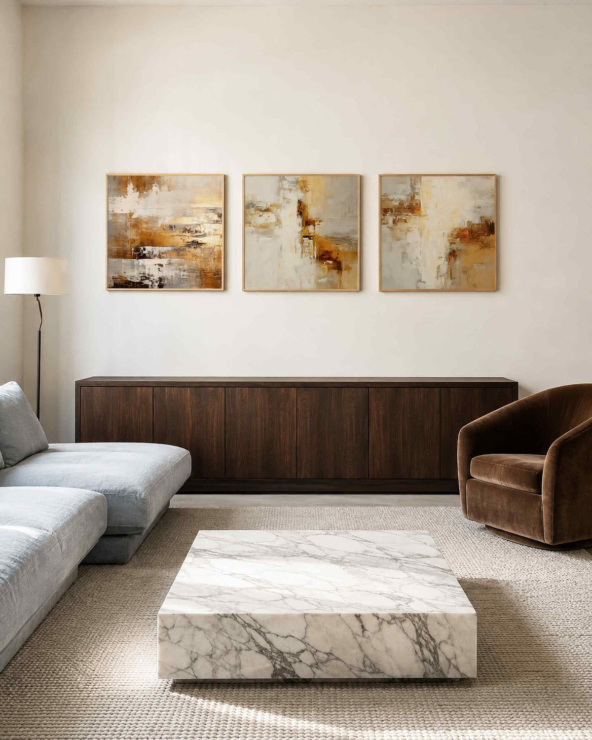Interieurpresentatie van een driedelige vierkante posterset met abstracte aardetinten