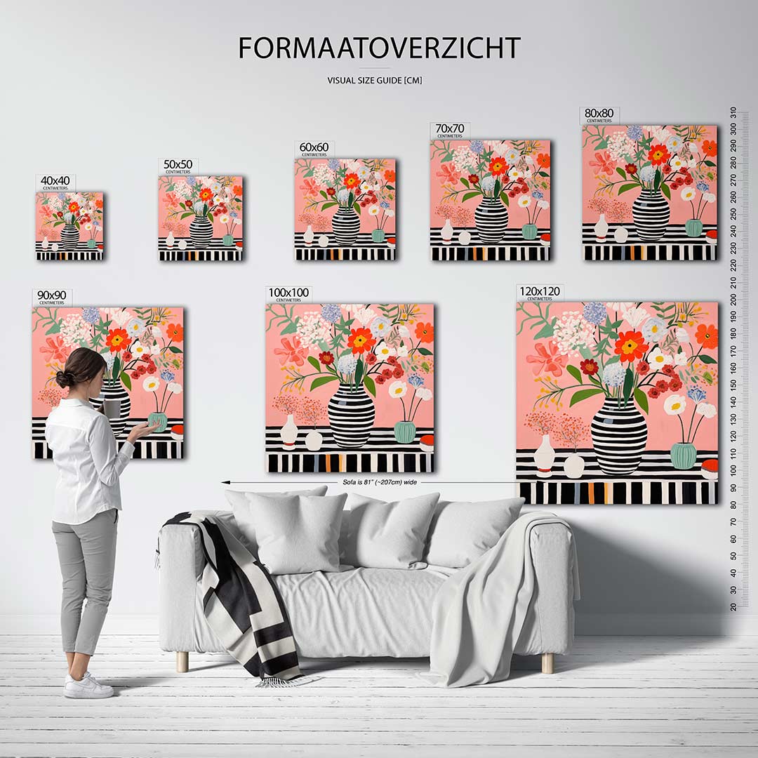 Bloemrijke compositie kunstwerk – dit kunstwerk toont een levendig boeket in een gestreepte vaas tegen een roze achtergrond.
