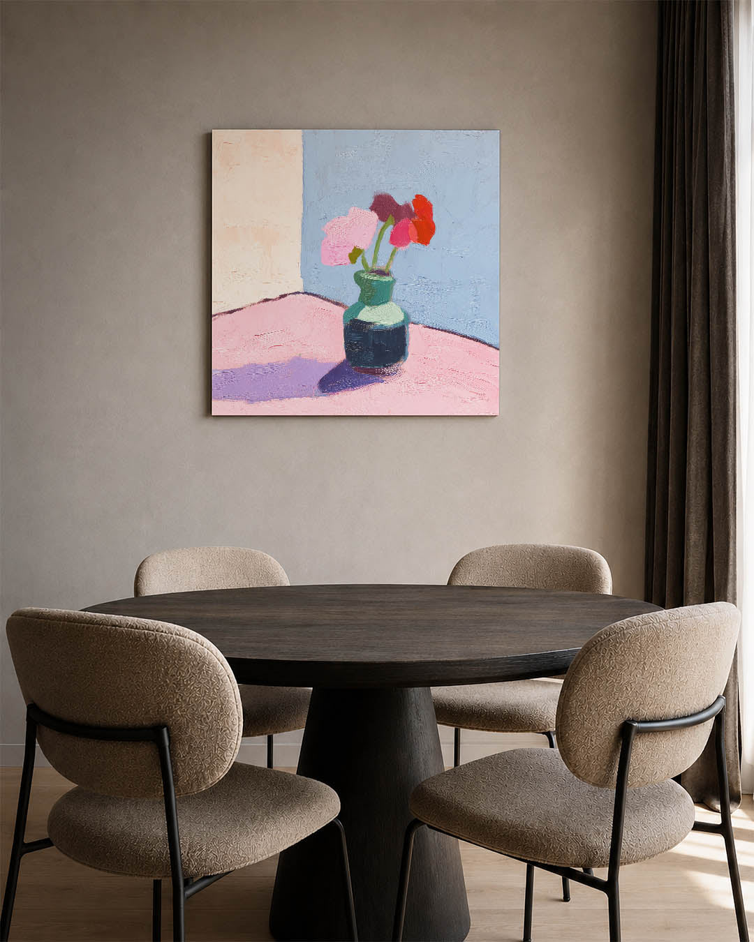Vaas met bloemen kunstwerk – derde productweergave – dit werk toont een vaas met kleurrijke bloemen tegen een eenvoudige