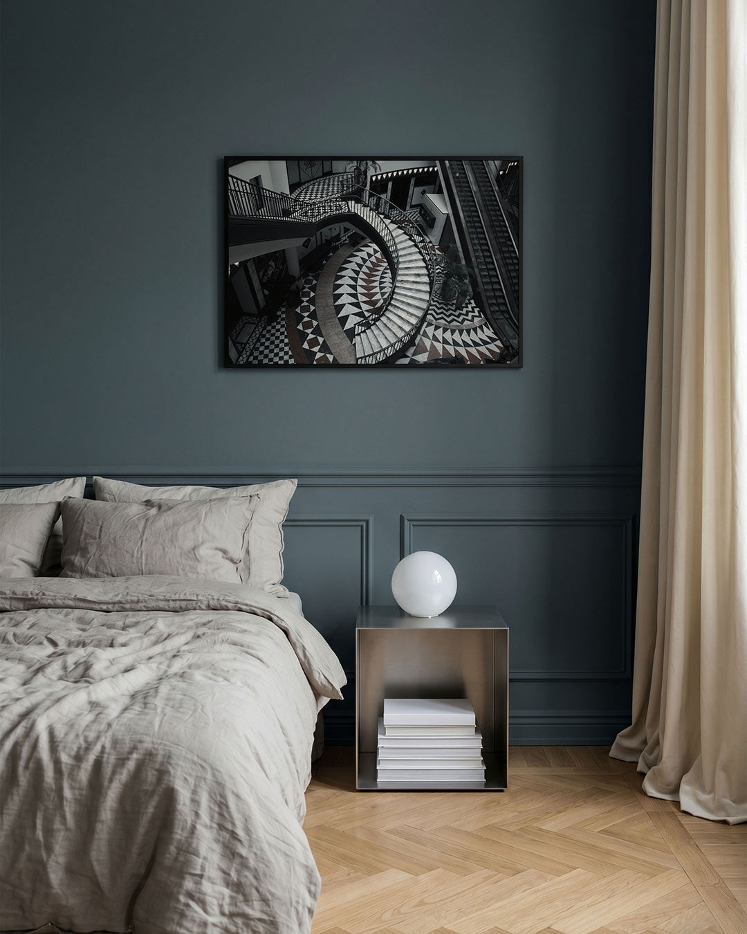 Geometrische trappen poster – detailweergave – deze poster toont een spiraalvormige trap met geometrische patronen en sterke