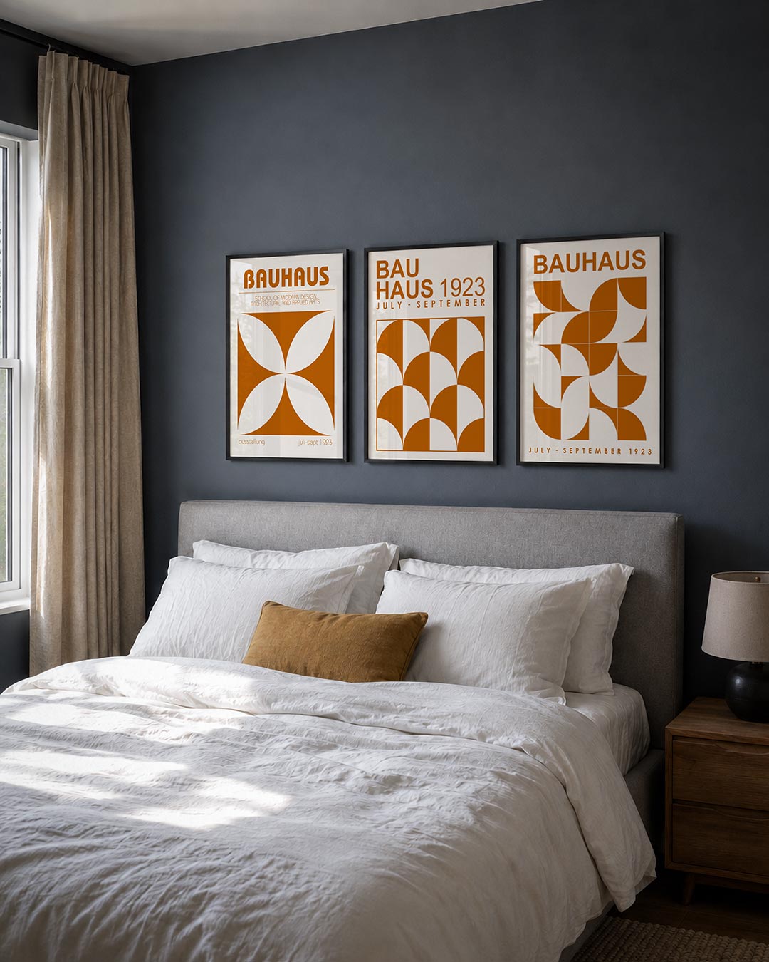 Vorm en balans posterset – derde productweergave – deze posterset in drie delen toont een harmonie van oranje en wit, met
