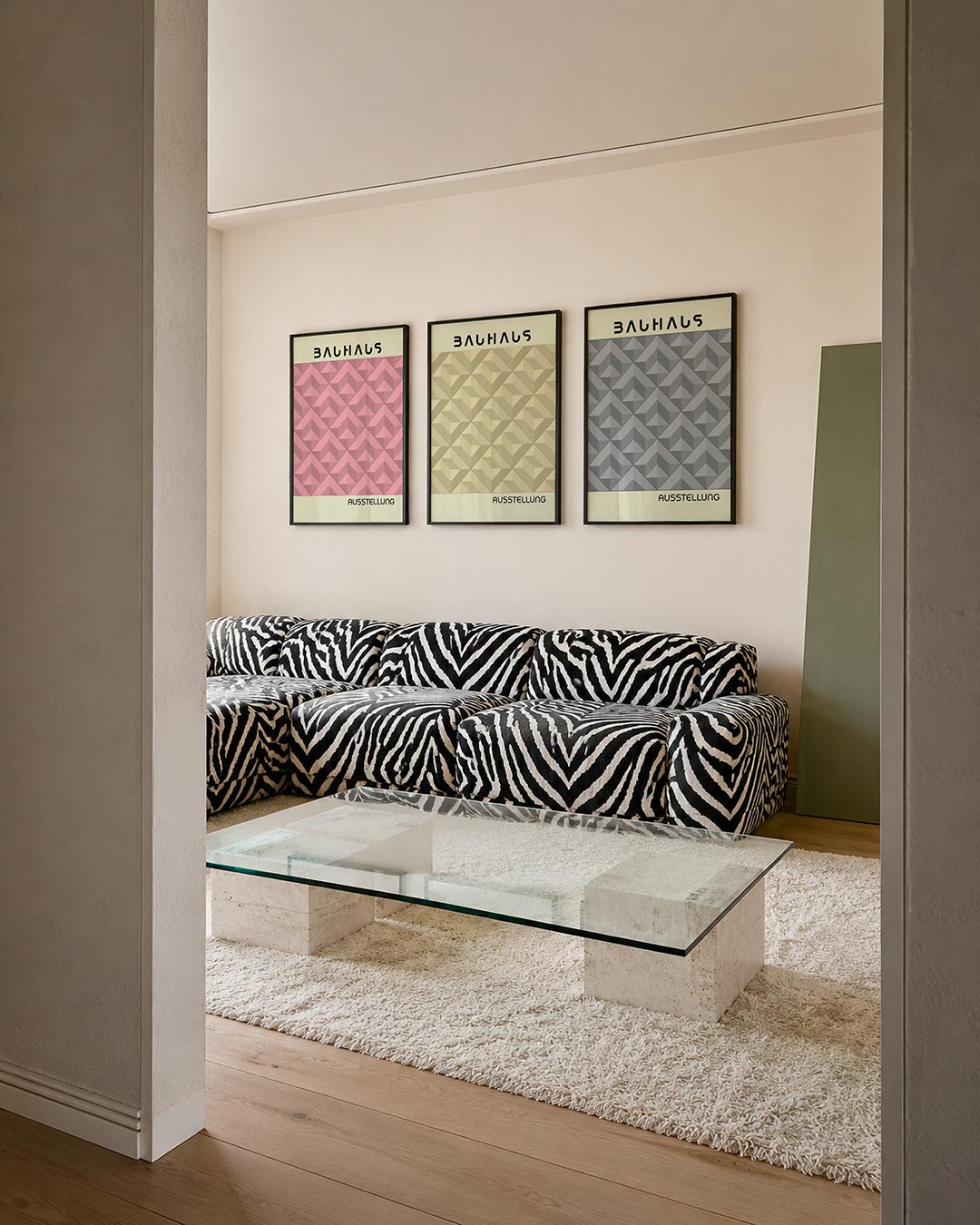 Vorm en kleur posterset – tweede productweergave – deze posterset in drie delen toont een ritmisch patroon van roze en beige