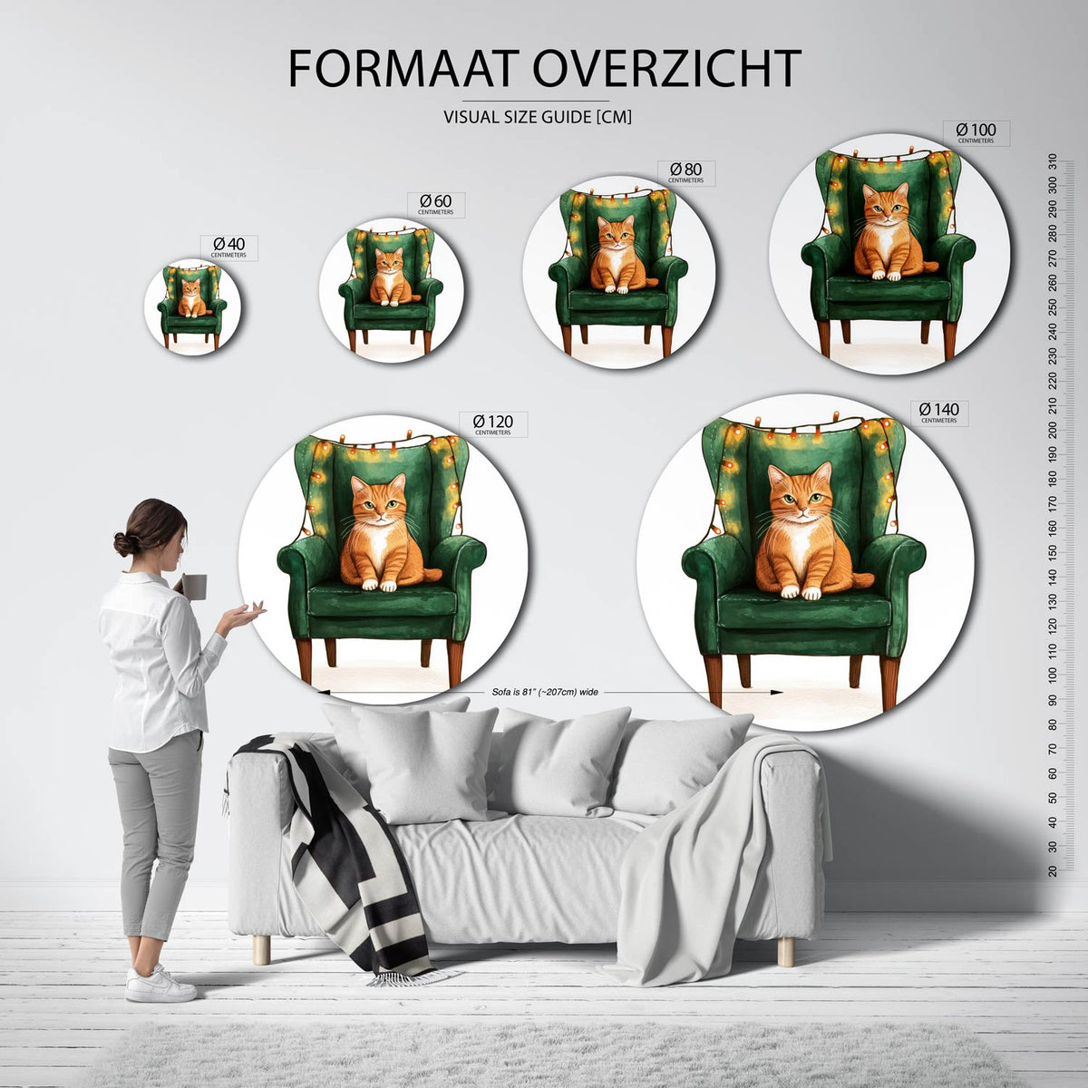 Kat op groene stoel Muurcirkel – extra productweergave – Een oranje kat zit op een groene stoel met lichtjes eromheen.