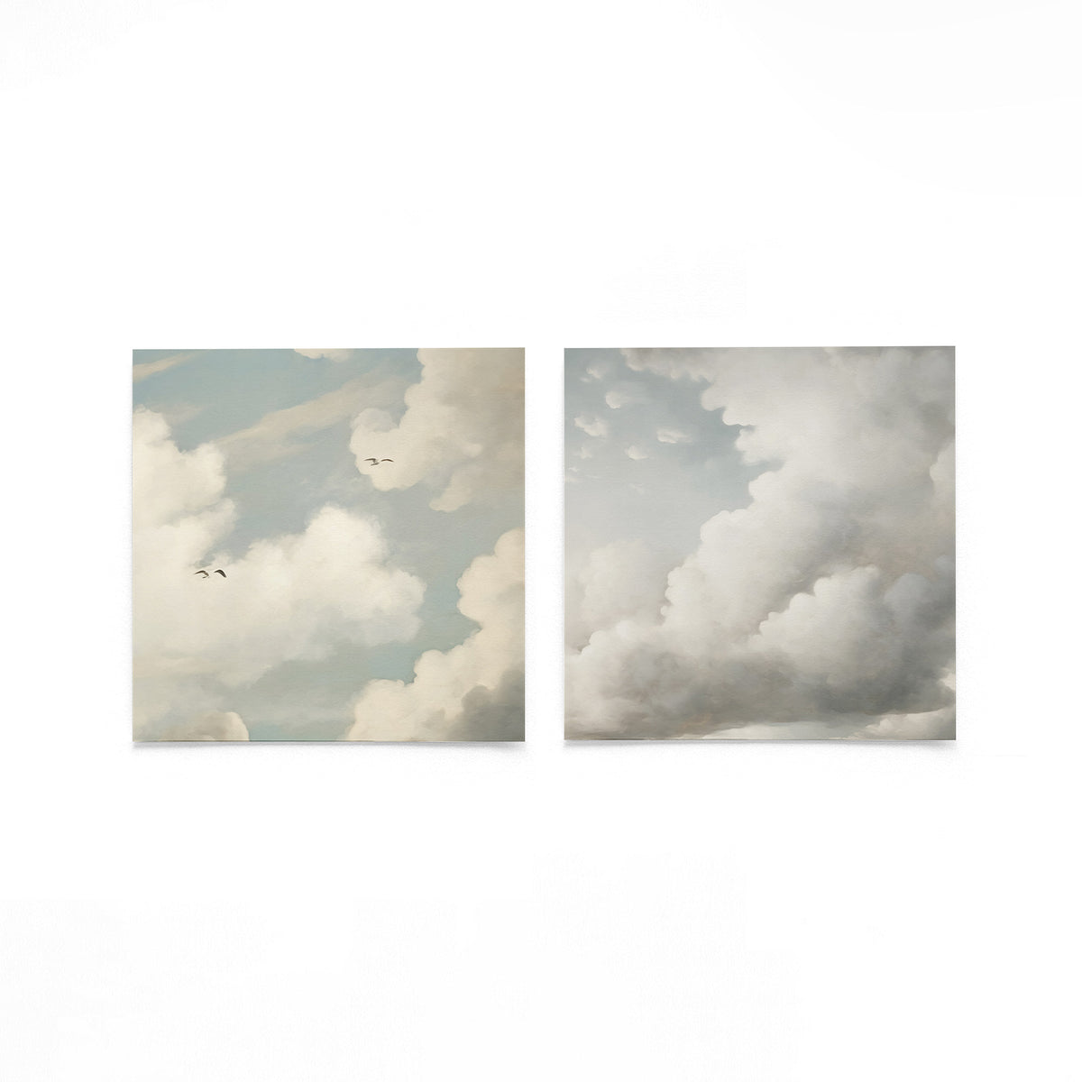 Twee vierkante posters met wolken en vogels op een gebroken witte achtergrond