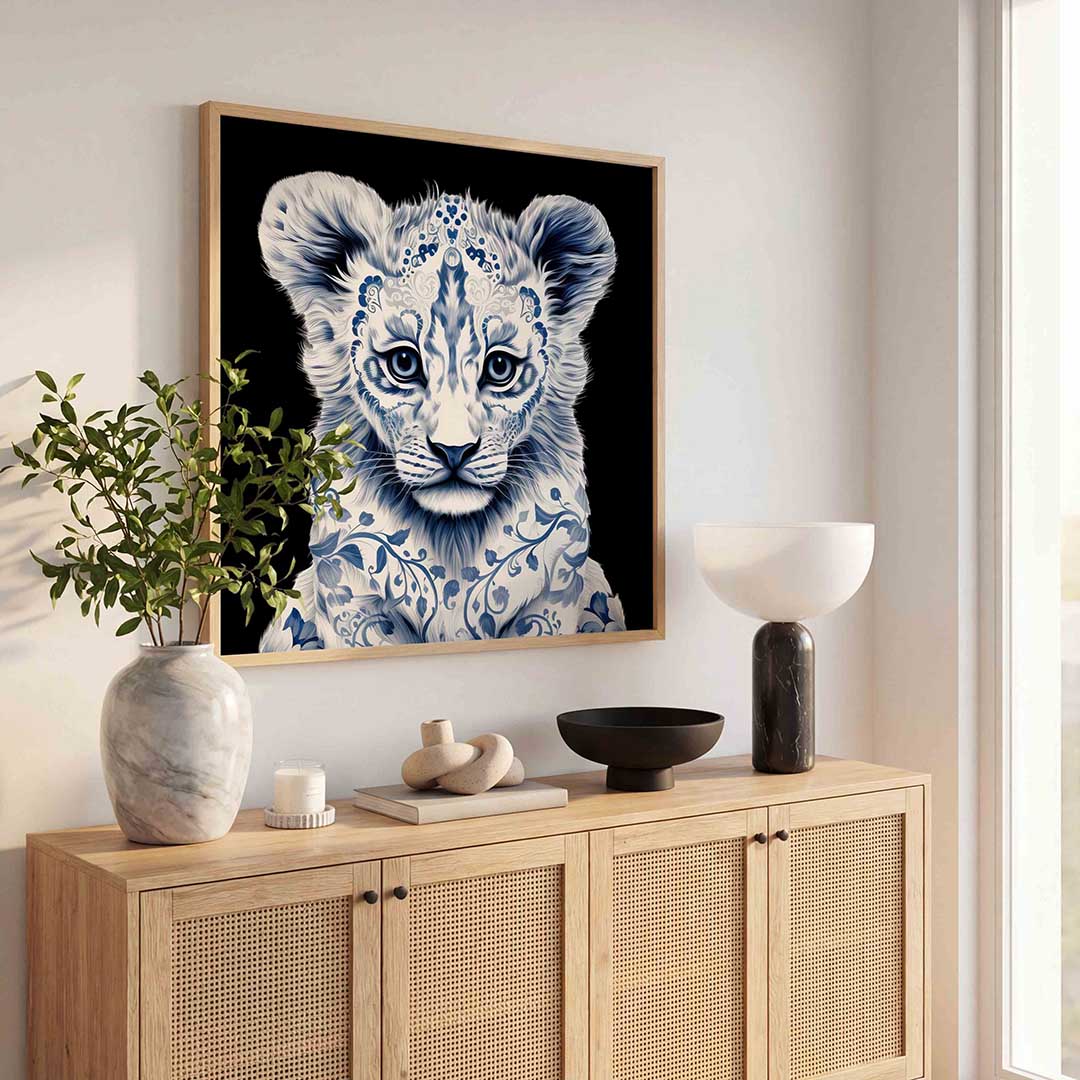 Leeuwenwelp met blauwe patronen – illustratie poster in vierkant formaat
