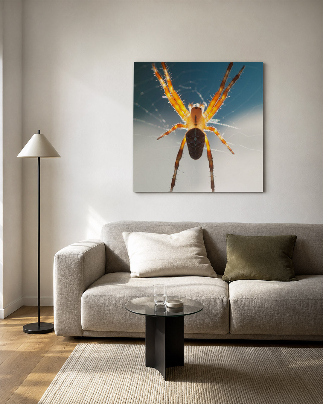 Spin in web kunstwerk – vierkante wanddecoratie – deze kunstwerk toont een spin in close-up, met zijn poten uitgespreid tegen